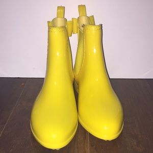 Super cute rain boots!